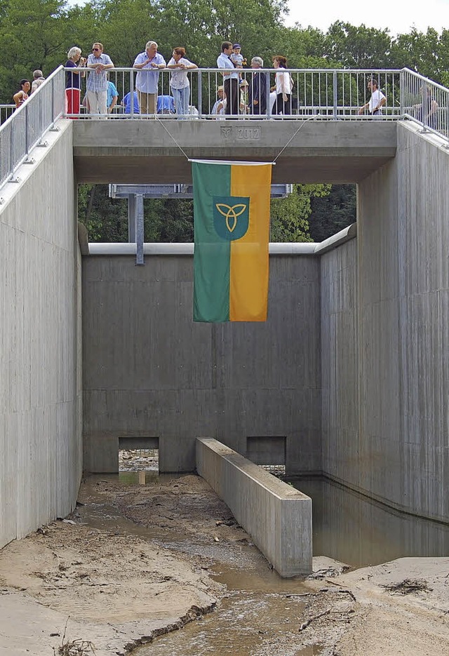 Ein erster Blick aufs neue Bauwerk bei der Einweihung   | Foto: Renate Tebbel