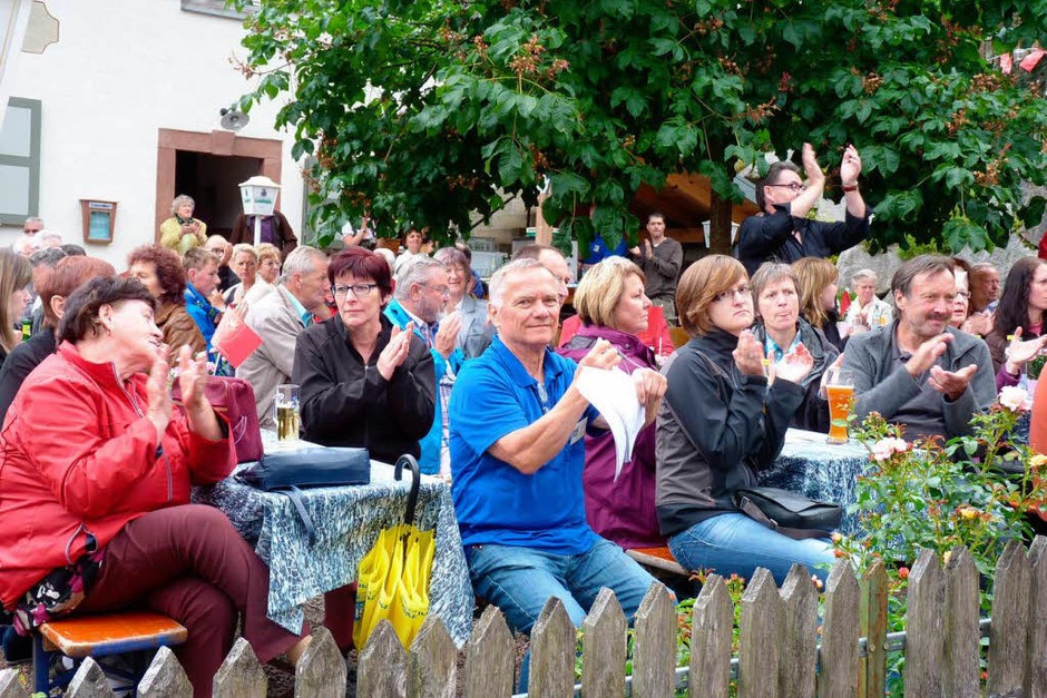 Am Sonntag, 23. Juni, war auf der Festmeile in Tegernau bei schönstem Wetter sehr mächtig los. (Foto: Dirk Sattelberger) Am Sonntag, 23. Juni, war auf der Festmeile in Tegernau bei schönstem Wetter sehr mächtig los. (Foto: Dirk Sattelberger)