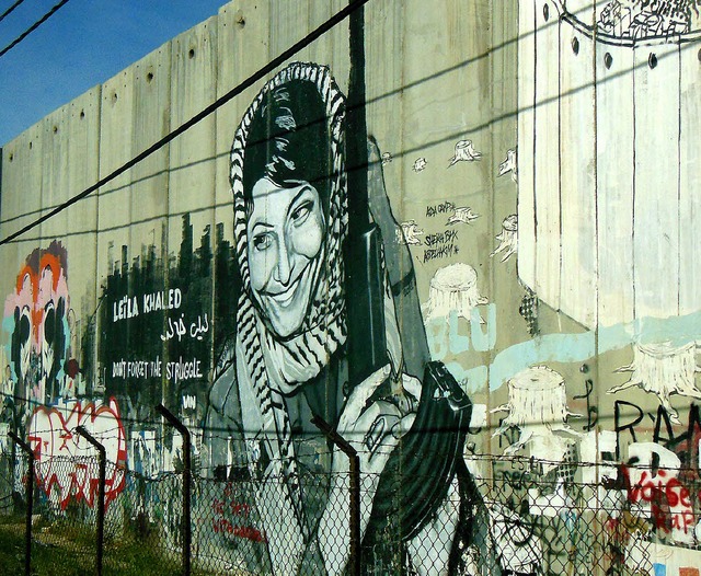 Widerstand gegen Israel: heroisierendes Graffiti an der Grenzmauer in Bethlehem  | Foto: Hans-Jrgen Trul