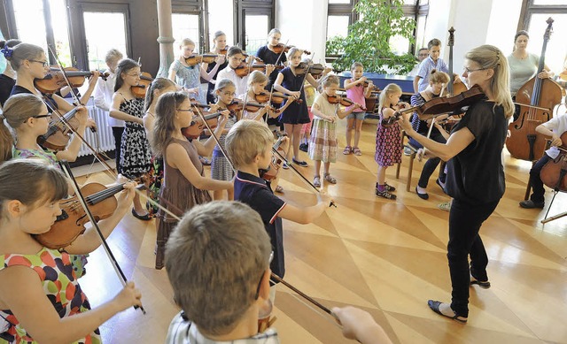 Konzentriert dabei: Musikschlerinnen ...beim Auftritt in der Aula im Rathaus.   | Foto: rita eggstein