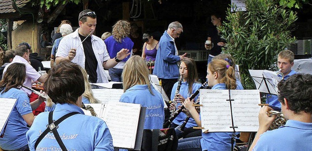 Das gemeinsame Jugendorchester der Mus...ung von Thomas Schmid  voll ins Zeug.   | Foto: cremer