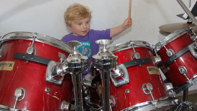 Infotag der Musikschule im Breisgau: Nikolai gefiel das Schlagzeug am besten  | Foto: Andrea Steinhart