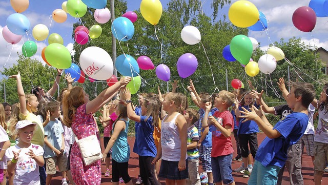 Viele, bunte Luftballons lieen die Sc...er dieser Welt in den Himmel fliegen.   | Foto: Petra Wunderle