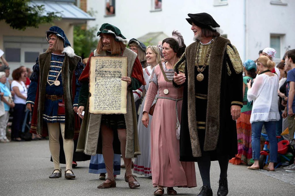 Gaukler, Ritter, Adelsleute: Die Oberschopfheimer Phantasie beim Festumzug zur 1250-Jahr-Feier kannte keine Grenzen. (Foto: Christoph Breithaupt) Gaukler, Ritter, Adelsleute: Die Oberschopfheimer Phantasie beim Festumzug zur 1250-Jahr-Feier kannte keine Grenzen. (Foto: Christoph Breithaupt)