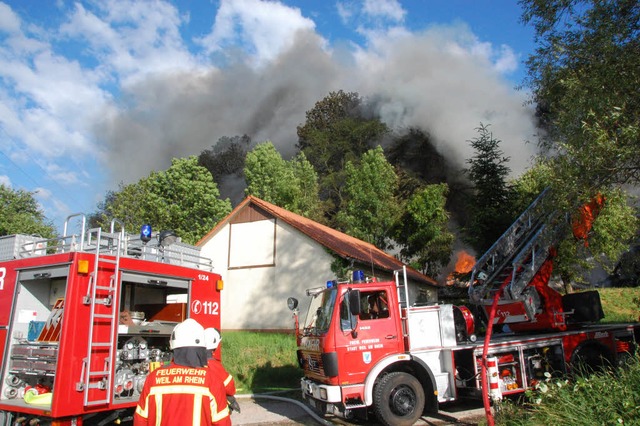 Groeinsatz fr die Wehren aus Weil am...Lrrach auf dem Luisenhof in tlingen.  | Foto: Hannes Lauber