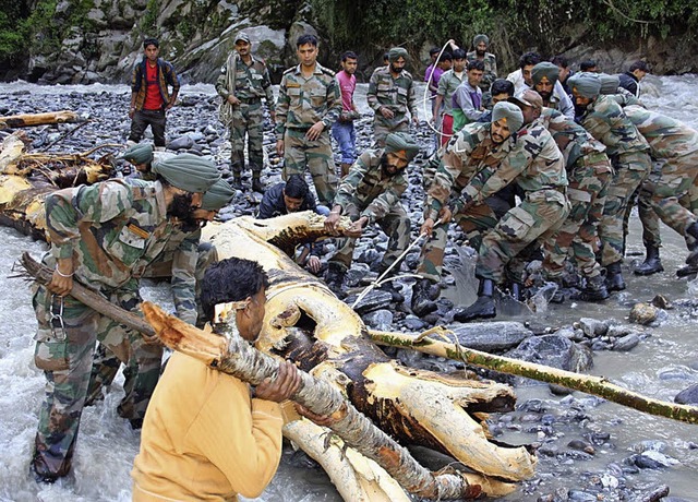 Die indische Armee sucht nach den berschwemmungen nach Verschtteten.  | Foto: dpa