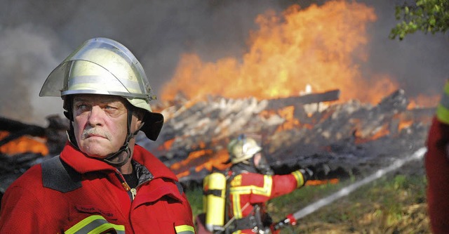 Ernste Minen: Der Schuppen des tlinge...ht mehr zu retten und brannte nieder.   | Foto: Lauber