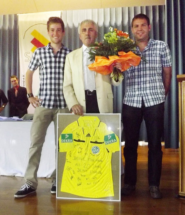 Ein Dankeschn von den jungen Kollegen...-Schiedsrichter des Bezirks Freiburg.   | Foto: Claus Zimmermann