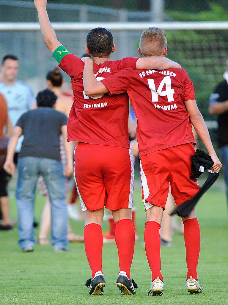 Jubel bei den Fuballern des FC Portugiesen Freiburg ber den Aufstieg in die Kreisliga A.