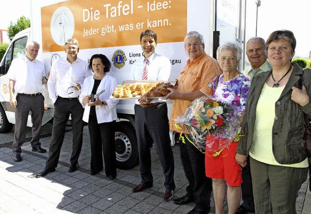 Fahrzeugbergabe in Emmendingen: von l... Lilli Ruddies (Herbolzheimer Tafel).   | Foto: Dagmar Barber