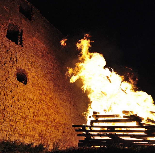 Johannisfeuer an der Staufener Burg  | Foto: Bernhard Seitz