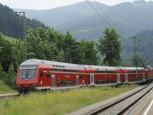 Roter Zug vor grnem Tann: So sieht&#8...llental aus, wenn alles funktioniert.  | Foto: dapd