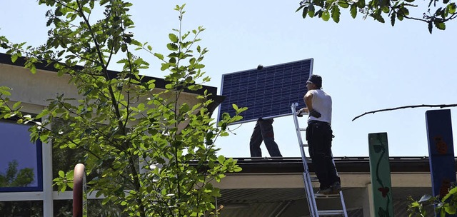 Eine Fotovoltaikanlage wird auf dem Da...pro Jahr 37000 Kilowattstunden Strom.   | Foto: Gerhard Walser