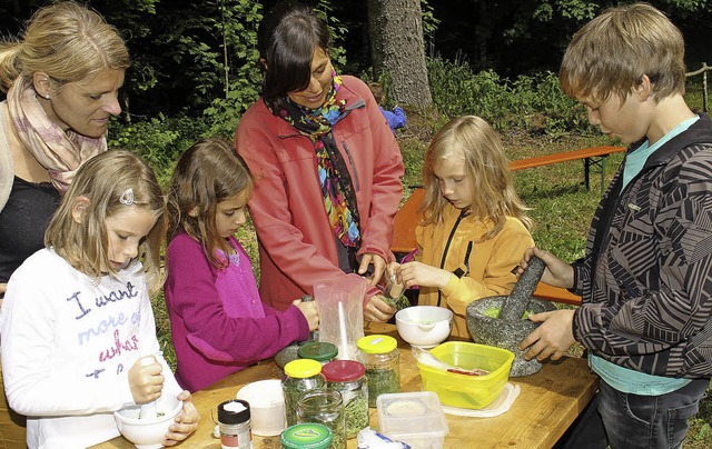 Mit den gesammelten Krutern stellten ...at und verschiedene Kruter-Salze her.  | Foto: Dorothe Kuhlmann