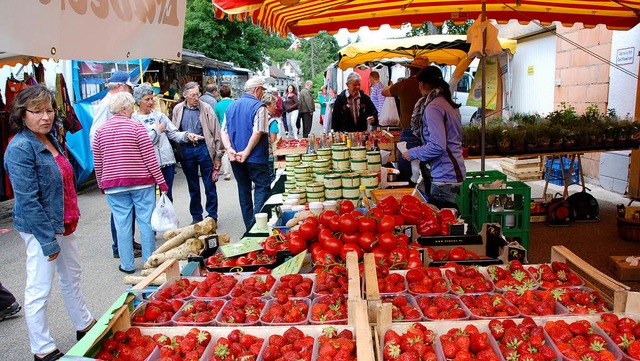 Erdbeeren sowie anderes Obst und Gems...rland den vielen Besuchern angeboten.   | Foto: Manfred-G. Haderer