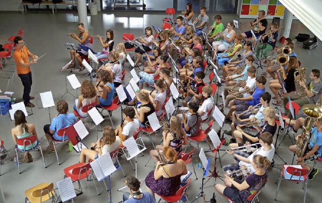 Die jungen Musiker spielten unter Juli...zweisprachiger musikalischer Leitung.   | Foto: Silke Hartenstein