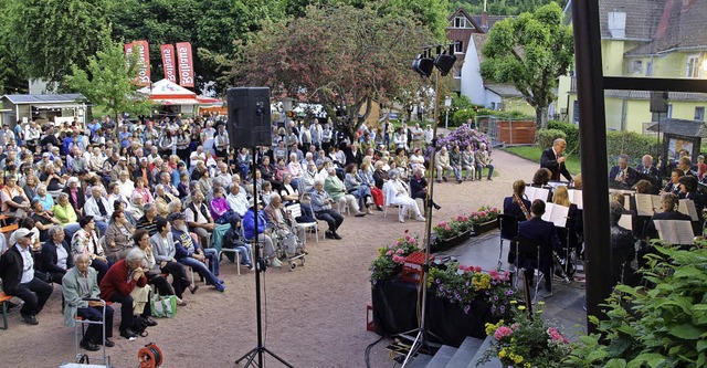 Auch die Fislisbacher Musikgesellschaft spielt vor rappelvollem Schurthplatz.   | Foto: Marion Pfordt
