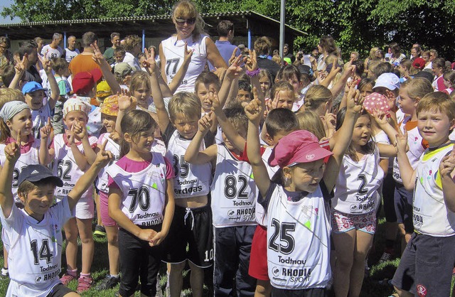 Bewegungsbungen vor dem Start motivierten die Grundschler in Ehrenkirchen.  | Foto: Anne Freyer