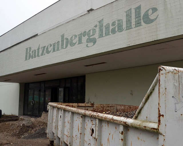 Die Rohbauarbeiten an der Batzenberghalle sollen dieser Tage fertig werden.  | Foto: Tanja Bury