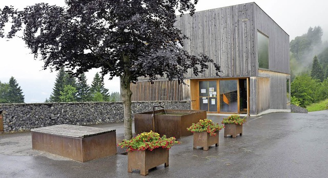 Moderner Vorarlberger Holzbaustil: Im ...en ein kleiner Platz zum Gemeindehaus.  | Foto: Nikolaus Trenz