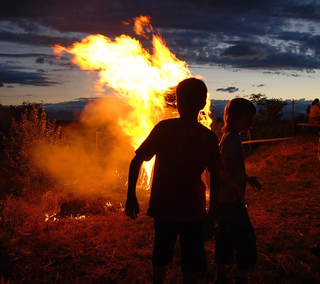Das Johannisfeuer  auf dem Eckartsberg...die Kinder waren vom Feuer fasziniert.  | Foto: jochen voigt