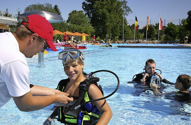 Die ersten  Versuche mit dem Tauchger...heimer Schwimmbad unternommen werden.   | Foto: Sandra Decoux-Kone