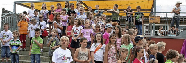 Beim Schulfest in Egringen wurde die S...apfer (vorn mit weiem Schul-T-Shirt).  | Foto: cremer