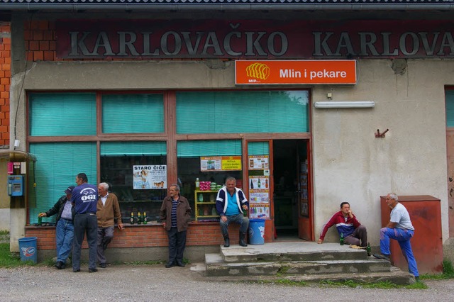 Keine Arbeit, viel Zeit: Vor einem Laden im serbischen Gebiet von Kroatien   | Foto: Mappes-Niediek