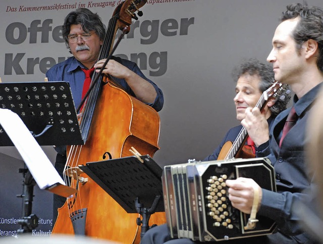 Francisco Obieta (Kontrabass), Alexand...Bandoneon) leben Tango auf der Bhne.   | Foto: Gertrude Siefke