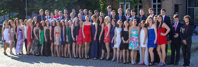 Geschafft! Die 56 Abiturientinnen und ...iums stellten sich zum Abschiedsfoto.   | Foto: Simon Litterst