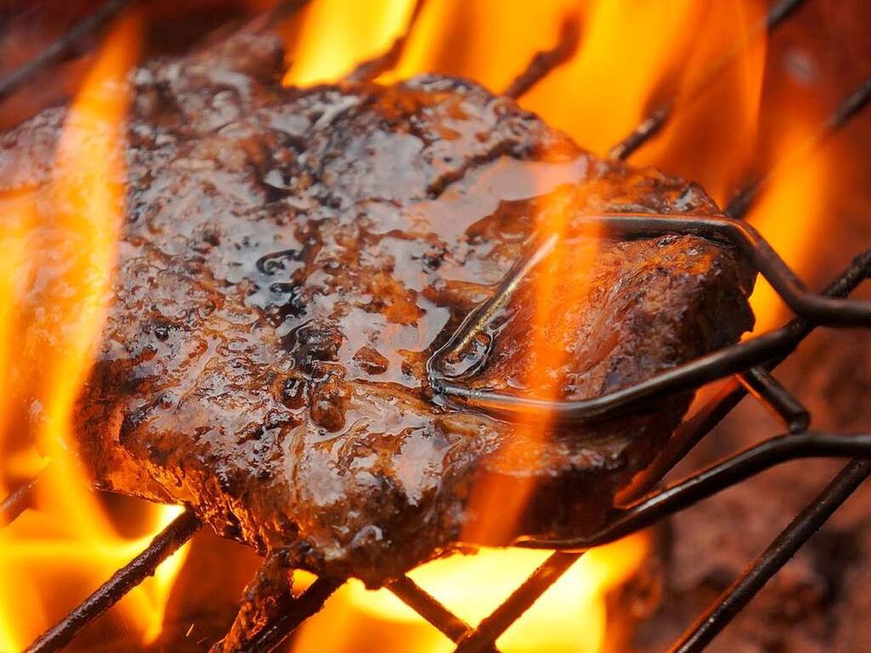 Wenn die Flammen ums Fleisch züngeln, entstehen ungesunde Substanzen.   | Foto: Luftbildfotograf/Fotolia