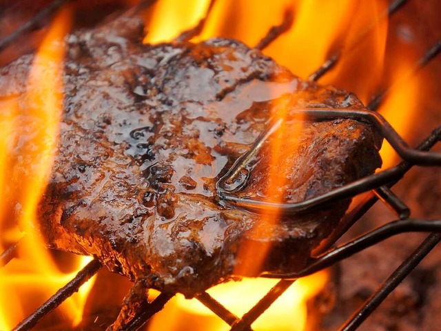 Wenn die Flammen ums Fleisch zngeln, entstehen ungesunde Substanzen.   | Foto: Luftbildfotograf/Fotolia
