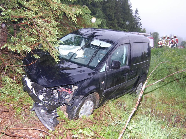 Auf der B500 ist es  zu einem Frontalu...i dem eine Frau schwer verletzt wurde.  | Foto: Martin Ganz