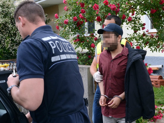 Ein Verdchtiger wird in Fellbach abgefhrt.  | Foto: dpa