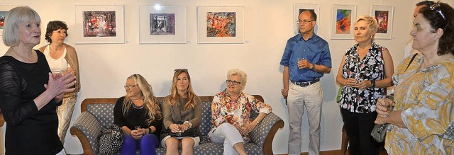 Knstlerin Senta Ernst (links) bei der...nung ihrer Ausstellung in Leiselheim.   | Foto: Roland Vitt