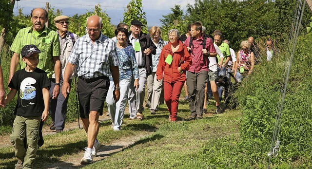 Zu Fu machten sich Frauen, Mnner und... auf zur kulinarischen Weinwanderung.   | Foto: Sandra Decoux-Kone