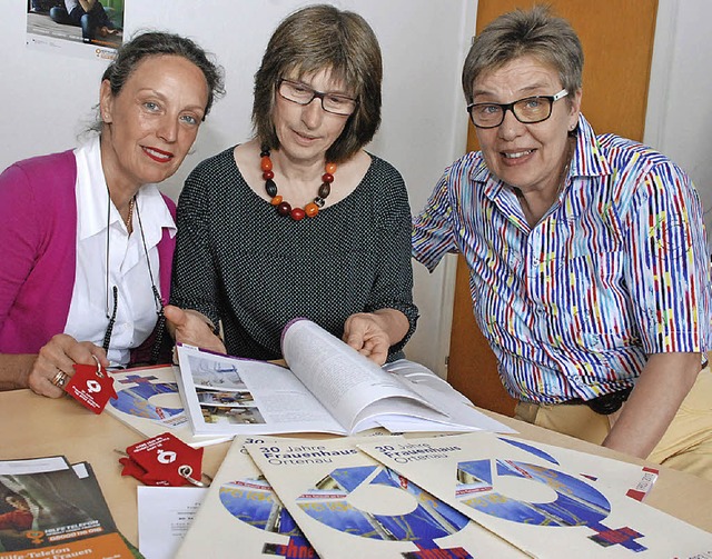 Karin Treeck (v. l.),  Inge Vogt-Goerg...velyn Krmmel  mit der neuen Broschre  | Foto: Siefke