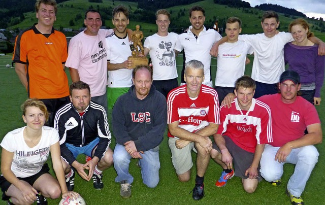 FC-Vorsitzender Bjrn Kiefer (links) g...ggenbach (stehend) und Oberlehen/Ga.   | Foto: Franz Kaiser
