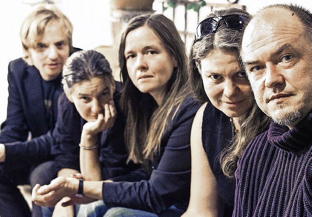 Sabine Wolf (Mitte) mit ihren Kollegen von der Band Mitho Kanywa  | Foto: PRIVAT