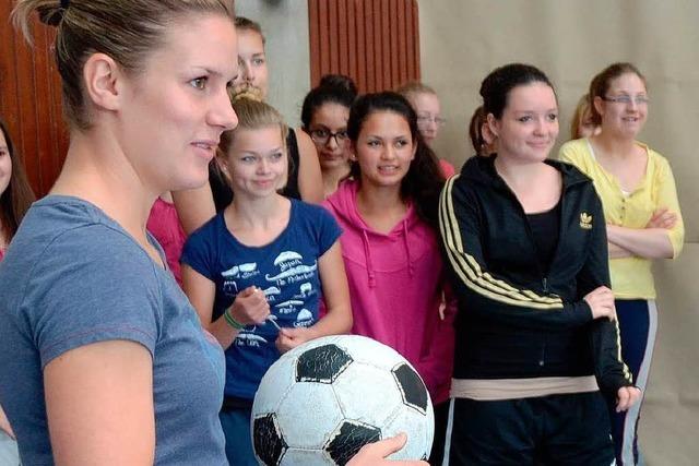Triple-Sieger und Fußballprofis: Vetterlein-Schwestern in alter Schule