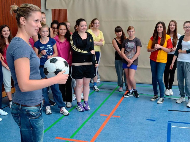 Alisa Vetterlein erklrt den Achtklsslerinnen in der Sporthalle eine bung.  | Foto: Peter gerigk