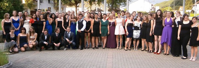 60 junge Frauen und Mnner freuen sich ber das bestandene Abitur.   | Foto: zvg