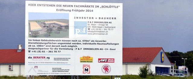 Ein rechteckiges und ein L-frmiges Ge...en Tafeln an der B3 fr sein Projekt.   | Foto: langelott