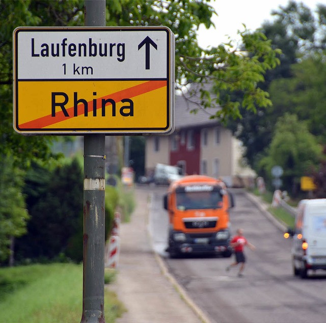 Auf der B34 zwischen Rhina und Laufenb... Bauarbeiter, wo es (nicht) langgeht.   | Foto: Ralph Fautz