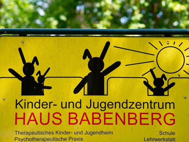 Schild eines Kinder- und Jugendheims d...rg GmbH, die in die Kritik geraten ist  | Foto: dpa