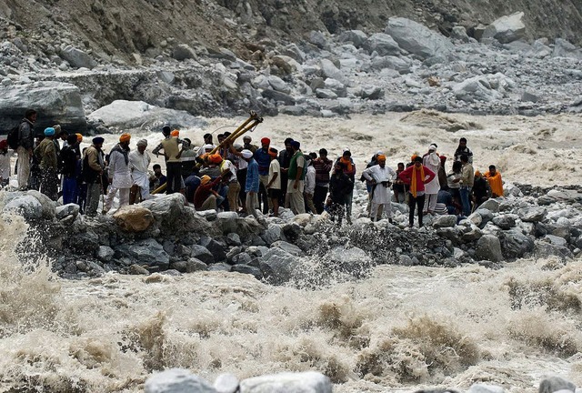 Von den Wassermassen eingeschlossene indische Pilger warten auf ihre Rettung.  | Foto: AFP