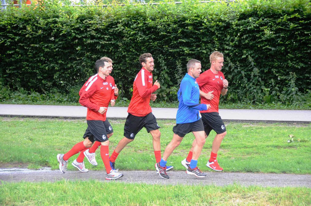Der SC Freiburg startet ins Training fr die Saison 2013/14. Zahlreiche Fans schauten begeistert zu.