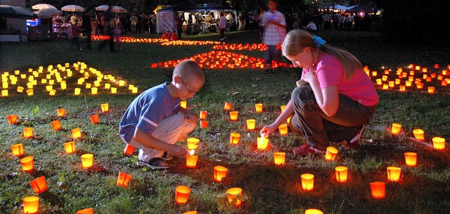 Znden an: Kinder beim Lichterfest im Stadtpark   | Foto: Stadt