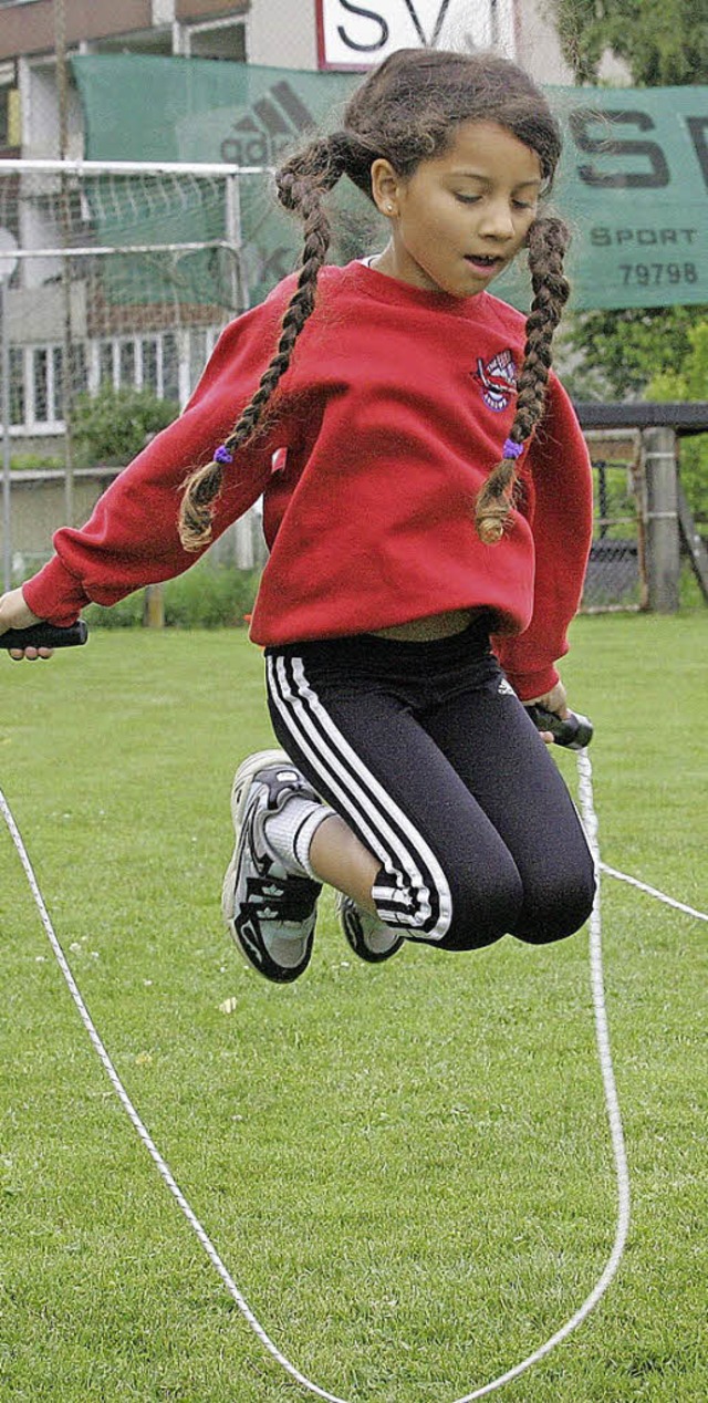 Seilspringen als perfektes Koordinatio...gen) hielt beim Bodenturnen  Balance.   | Foto: Neubert