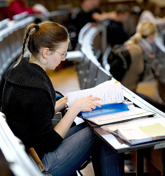 Durchschnittlich 18 Stunden pro Woche belegen Studierende Univeranstaltungen.  | Foto: dpa